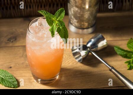 Cocktail Tiki à la menthe avec punch Sweet Planters rafraîchissant Banque D'Images