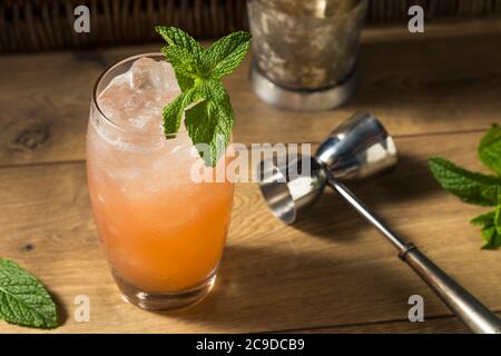 Cocktail Tiki à la menthe avec punch Sweet Planters rafraîchissant Banque D'Images