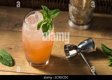 Cocktail Tiki à la menthe avec punch Sweet Planters rafraîchissant Banque D'Images