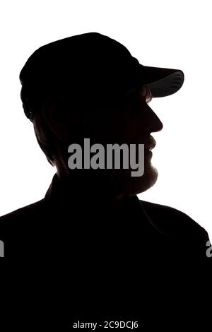 Portrait d'un vieil homme, dans une casquette à pic, avec barbe, vue latérale - silhouette isolée sombre Banque D'Images