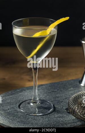 Cocktail de Martini à base de Vesper sec avec une écorce de citron Banque D'Images