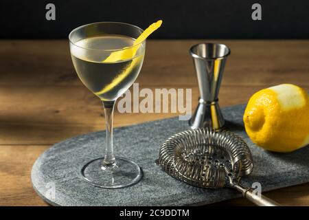 Cocktail de Martini à base de Vesper sec avec une écorce de citron Banque D'Images