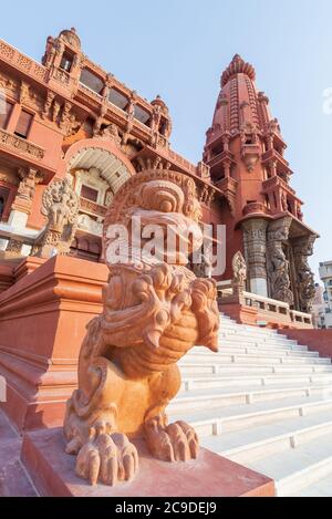 Statue du dragon, sculpture indonésienne, devant le Palais du Baron Empain, manoir historique inspiré du temple hindou cambodgien d'Angkor Wat, situé dans le quartier d'Heliopolis, au Caire, en Égypte Banque D'Images