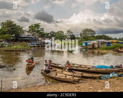Leticia, Amazonas, Colombie, 29 novembre 2019 : petits canoës en bois dans le port de Leticia pendant la basse saison des eaux. Ils sont appelés 'peque peque' be Banque D'Images