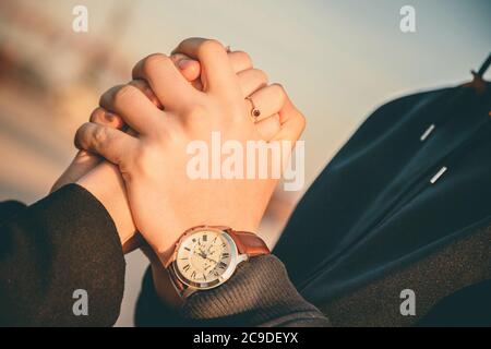 Homme tenant les mains de la femme avec l'anneau d'engagement et faisant des propos Banque D'Images