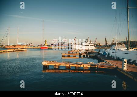 Beau port d'Odessa, mer Noire. Yachts de luxe, navires et bateaux de pêche debout dans les rangées dans le port. Des gens riches qui voyagent dans le monde entier. Ensoleillé Banque D'Images