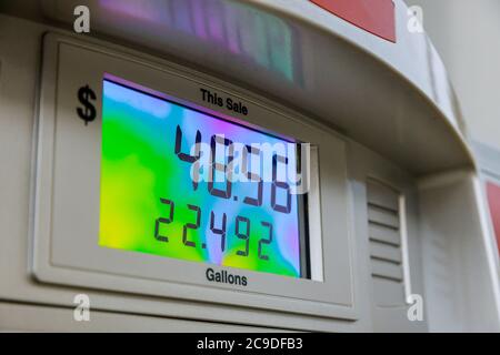 Les coûts du gaz augmentent pour le carburant sur la pompe à essence compteur dollars avec affichage numérique Banque D'Images