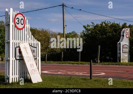 La maison a fait des panneaux indiquant aux visiteurs qui veulent visiter Camber Sands pour rester à la maison. Banque D'Images