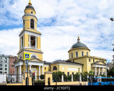 MOSCOU, RUSSIE - 19 JUILLET 2020 : ascension de la Grande Église du Christ sur la rue Bolshaya Nikitskaya et la place Nikitskiye Vorota dans la ville de Moscou. Le Banque D'Images