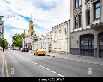 MOSCOU, RUSSIE - 19 JUILLET 2020 : vue sur la rue Malaya Nikitskaya avec l'Ascension de la Grande Église du Christ dans la ville de Moscou en été. La rue était Banque D'Images