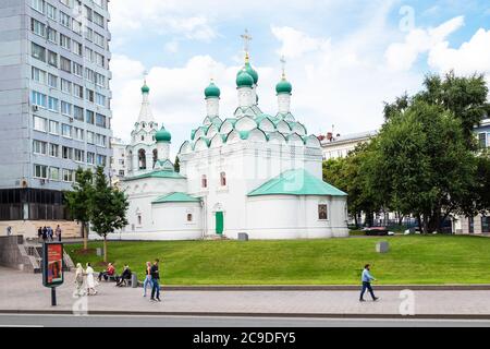 MOSCOU, RUSSIE - 19 JUILLET 2020 : vue sur les personnes près de l'église Saint Simeon le Stylite sur la nouvelle avenue Arbat pendant la visite de la ville sur l'excursion Banque D'Images