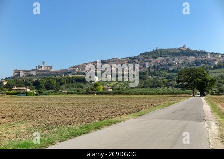 Vue générale, de la route, de la ville d'Assise, avec la basilique Saint François d'Assise sur la gauche et le château Rocca Maggiore sur le dessus Banque D'Images