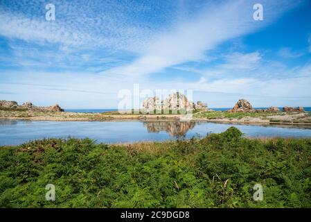 Castel Meur ou la Maison du Gouffre ou Maison entre les rochers et son reflet dans l'eau à la Côte de granit Rose, Plougrescant, Côtes-d'Armor, France Banque D'Images