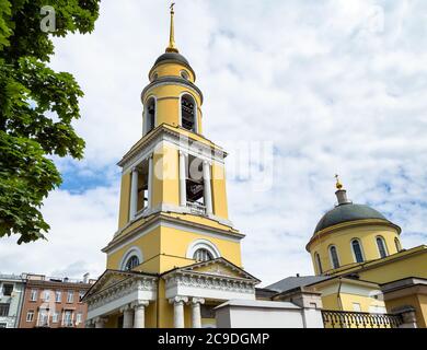 Tours de l'Ascension de la Grande Église du Christ sur la rue Bolshaya Nikitskaya et la place Nikitskiye Vorota dans la ville de Moscou Banque D'Images