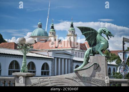 Dachenbrücke in Ljubljana mit Markt und Dom im hintergrund Banque D'Images