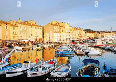 Saint Tropez - France - Europe, 03. Juin 2015 : vue sur le petit port de Saint-Tropez dans la région Provence-Alpes-Côte d'Azur. Banque D'Images