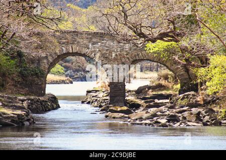 Le vieux pont sur l'eau tourmentée Banque D'Images