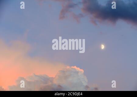 Le ciel éclairé par un soleil couchant coupé par les nuages. Banque D'Images