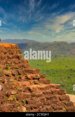 une forteresse sur le rocher du lion à sigiriya Banque D'Images