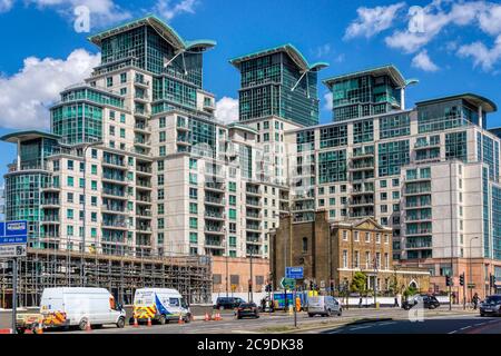 Développement de St George Wharf à Vauxhall, avec le restaurant Brunswick House et la compagnie de récupération architecturale. Banque D'Images