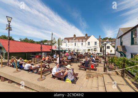 Le pub Crooked Billet, avec des tables extérieures associées pour les clients à l'extérieur sur Billet Wharf. Occupé avec les clients pendant le verrouillage du coronavirus COVID-19 Banque D'Images