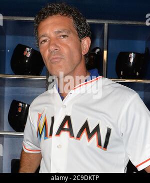 Miami, États-Unis. 14 août 2014. MIAMI, FL - 13 AOÛT : les 3 étoiles Antonio Banderas et Kellan Lutz lancent le premier terrain aux Cardinals de St. Louis contre les Marlins de Miami au parc Marlins le 13 août 2014 à Miami, Floride. Crédit : Storms Media Group/Alamy Live News Banque D'Images