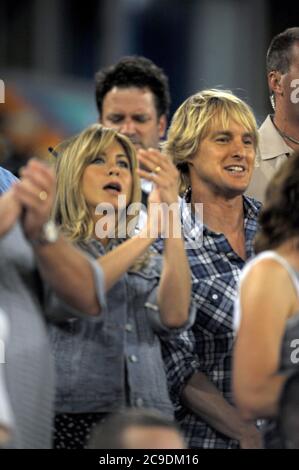 Miami, États-Unis d'Amérique. 02 mai 2008. MIAMI- FL - 02 MAI 2008 : Jennifer Aniston et Owen Wilson film une scène pour leur film Marley & Me au match Florida Marlins le 02 mai 2008 à Miami, Floride. Personnes: Jennifer Aniston crédit: Storms Media Group/Alamy Live News Banque D'Images