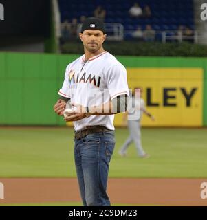 Miami, États-Unis. 14 août 2014. MIAMI, FL - 13 AOÛT : les 3 étoiles Antonio Banderas et Kellan Lutz lancent le premier terrain aux Cardinals de St. Louis contre les Marlins de Miami au parc Marlins le 13 août 2014 à Miami, Floride. Crédit : Storms Media Group/Alamy Live News Banque D'Images