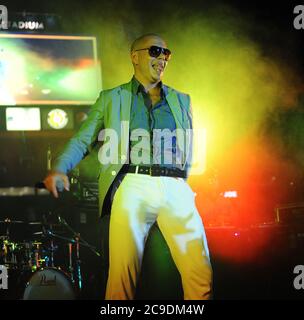 MIAMI GARDENS, FL - SEPTEMBRE 04: (COUVERTURE EXCLUSIVE) né à Miami, le rappeur cuban-américain Pitbull (rmando Christian Prez - né le 15 janvier 1981), montre son meilleur John Travolta samedi soir danse de la fièvre se déplace dans son pantalon blanc. Le rappeur et parfois le résident du sud de la Floride Fat Joe (AKA Joseph Antonio Cartagena - né le 19 août 1970) a ouvert le spectacle, dans le cadre du programme MarlinsÕ Super Saturdays, qui offre des concerts gratuits après-match pendant les matchs à domicile du samedi soir au Sun Life Stadium de Miami Gardens. Pitbull a récemment sorti l'inintelligible 'Watagatapitusberry' de son premier S à venir Banque D'Images