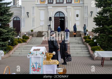 Brest, Bélarus - 18 avril 2020 : paroissiens masqués en relation avec le Covid-19 pour 2020 Pâques orthodoxes. Banque D'Images