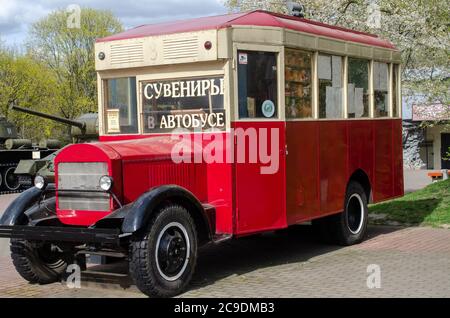 Brest, Bélarus - 18 avril 2020 : ancien bus comme boutique de souvenirs dans la forteresse de Brest. Banque D'Images