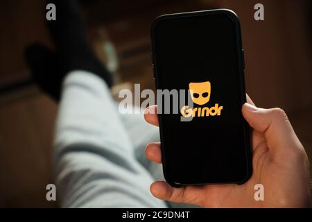 L'application Grindr sur le smartphone est dans la main. Homme posant et utilisant l'application pour les rencontres et la réunion. Concept de réseau social, juillet 2020, Prague Banque D'Images