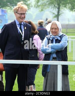 Royal Windsor Show jeudi 12.05.16 Simon Brooks-Ward Royal Windsor show Director & Queen Elizabeth II Banque D'Images