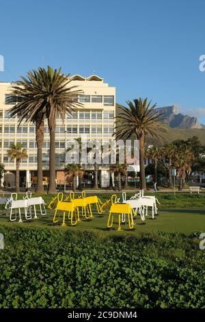 Vue sur Sea point et un parc de loisirs public depuis la promenade avec Table Mountain en arrière-plan. Banque D'Images