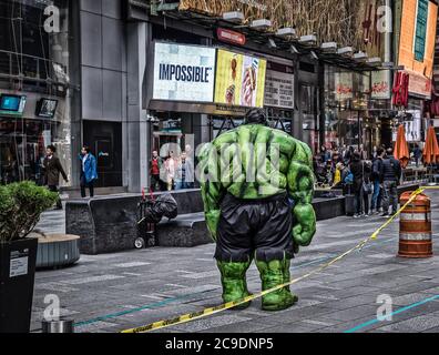 New York City, États-Unis, mai 2019, interprète de rue dans Times Square portant une tenue Hulk Banque D'Images