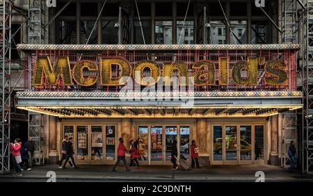 New York City, Etats-Unis, 2019 mai, entrée du restaurant de restauration rapide McDonald's sur la 42e rue entre la 8e et la 7e avenue Banque D'Images