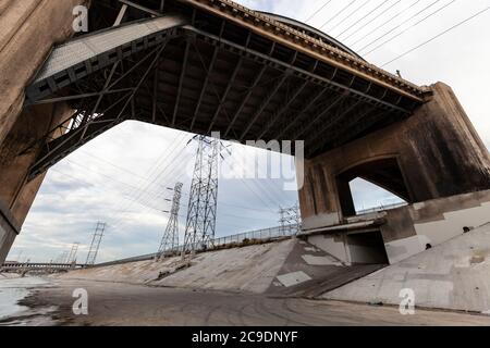 Sous le pont maintenant démoli de la 6e rue à la rivière Los Angeles près du centre-ville DE LA Californie. Banque D'Images