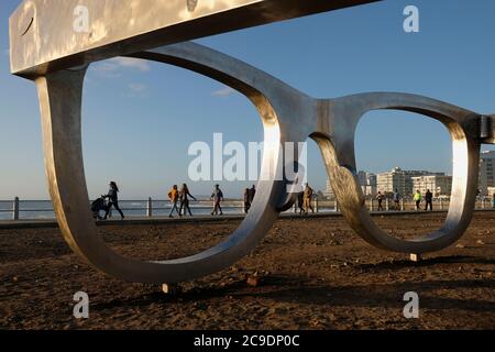 La vie quotidienne sur la promenade avec Madiba de Michael Elion (Nelson Mandela) a inspiré la sculpture publique « perception de la liberté » à Sea point, au Cap. Banque D'Images