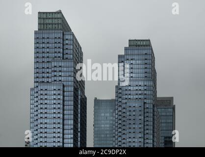 NYC, USA, mai 2019, vue sur la partie supérieure de deux gratte-ciel dans Hell's Kitchen Banque D'Images