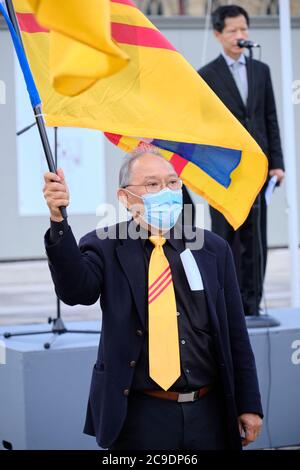 Les Canadiens vietnamiens se réunissent à Ottawa, en l'honneur de la Journée du voyage vers la liberté. Levée du drapeau vietnamien de la liberté, participant portant des foulards de liberté Banque D'Images