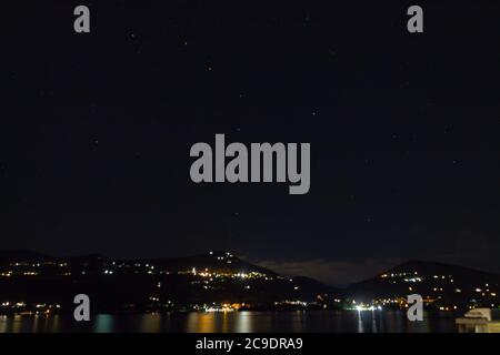 Vue sur le lac majeur la nuit et la constellation principale d'Ursa dans le ciel Banque D'Images