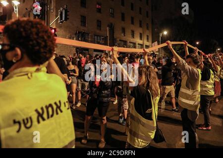 Jérusalem, Israël. 30 juillet 2020. Des gens prennent part à une manifestation antigouvernementale près de la résidence du Premier ministre israélien Benjamin Netanyahu à Jérusalem. Crédit : Ilia Yefimovich/dpa/Alay Live News Banque D'Images