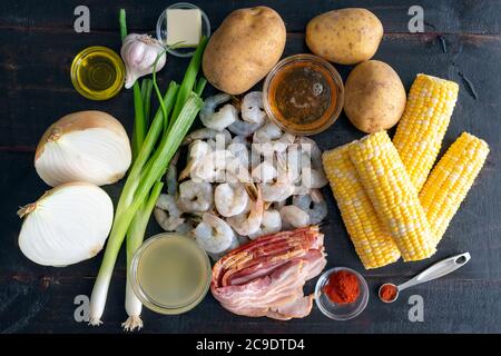 Maïs doux, bacon poivré et chaudrée de crevettes Ingrédients : crevettes déveinées crues, maïs sur l'épi et autres ingrédients de la chaudrée de fruits de mer Banque D'Images