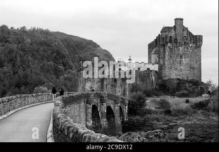 Vue sur le château d'Eilean Donan en Écosse, Royaume-Uni Banque D'Images