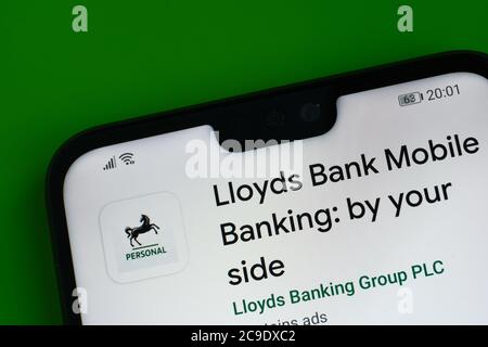 Stone / Royaume-Uni - juillet 30 2020: Lloyds Bank Mobile Banking app vu au coin du téléphone mobile. Banque D'Images