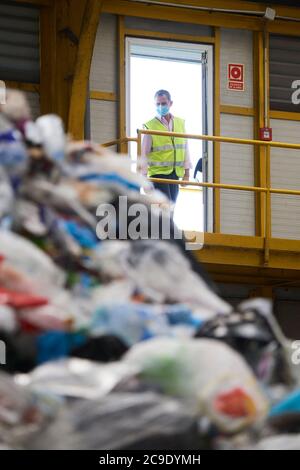 Gijon, Asturies, Espagne. 30 juillet 2020. Le roi Felipe VI d'Espagne visite au centre de traitement des déchets de Cogersa le 30 juillet 2020 à Gijon, Espagne. Ce voyage fait partie d'une tournée royale qui fera passer le roi Felipe et la reine Letizia à travers plusieurs communautés autonomes espagnoles dans le but de soutenir économique, Activité sociale et culturelle après l'éclosion du coronavirus. Credit: Jack Abuin/ZUMA Wire/Alay Live News Banque D'Images