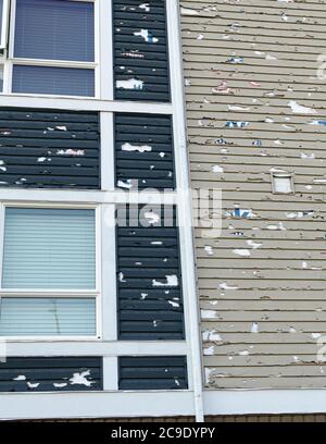 Beaucoup de gens feront une demande d'assurance sur leurs condominiums après des dommages importants causés par la grêle à ne Calgary le 13 juin 2020. Banque D'Images