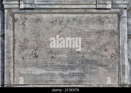 Plaque sur le monument du 22e Régiment de la ligne qui a combattu à la bataille de Sint-Margriete-Houtem le 18 août 1914 à Tienen, Belgique Banque D'Images