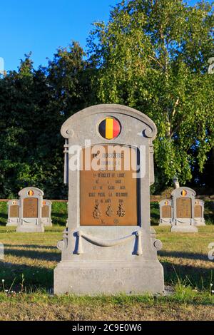 Tombe du 2e lieutenant Edmond de Rockere (1878-1914), 2e régiment de ligne au cimetière militaire belge de Sint-Margriete-Houtem, Belgique Banque D'Images