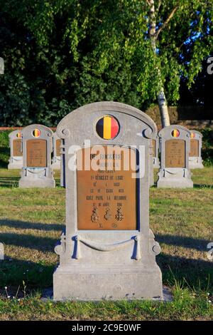 Tombe du 2e lieutenant Edmond de Rockere (1878-1914), 2e régiment de ligne au cimetière militaire belge de Sint-Margriete-Houtem, Belgique Banque D'Images